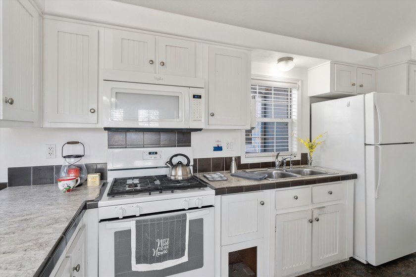 Well-maintained 2-bedroom, 1.5-bath tiny home situated on 1.39 - photo 8