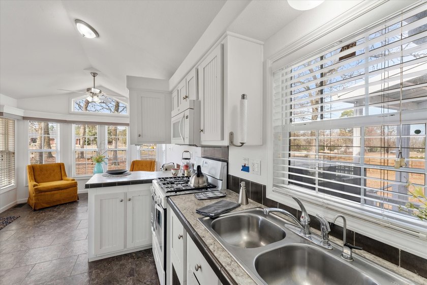 Well-maintained 2-bedroom, 1.5-bath tiny home situated on 1.39 - photo 10