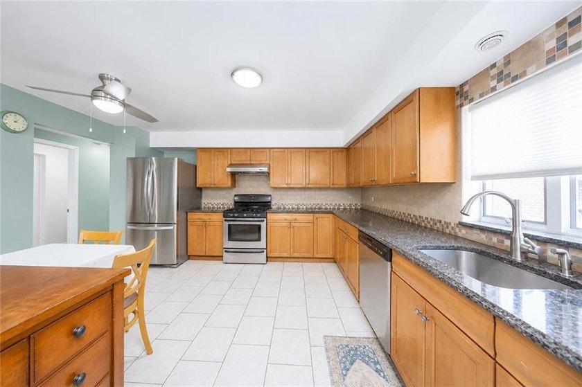 Rare-find semi-detached 3-bedroom, 2-bath condo with a private - photo 12