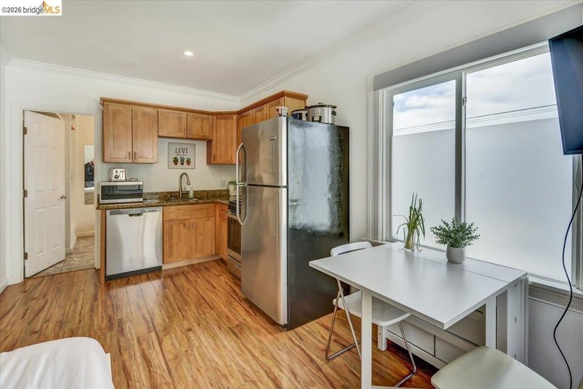 This occupied duplex is in a great location near Lake Merritt is - photo 28