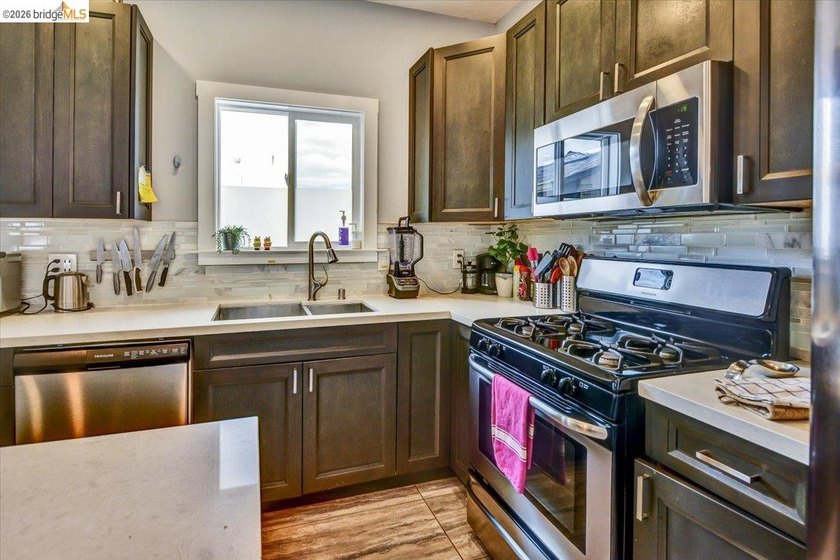 This occupied duplex is in a great location near Lake Merritt is - photo 39