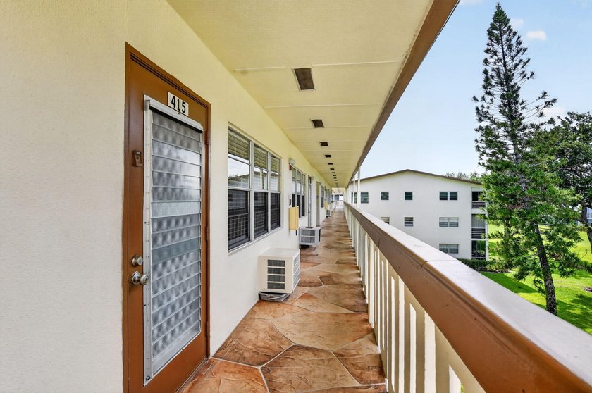 Move right into this updated 1 bed, 1.5 bath 3rd-floor condo in - photo 2