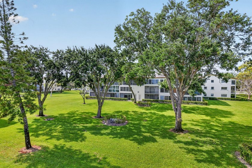Move right into this updated 1 bed, 1.5 bath 3rd-floor condo in - photo 3