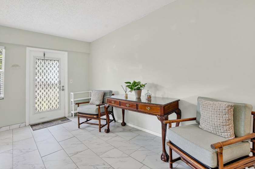 Move right into this updated 1 bed, 1.5 bath 3rd-floor condo in - photo 4