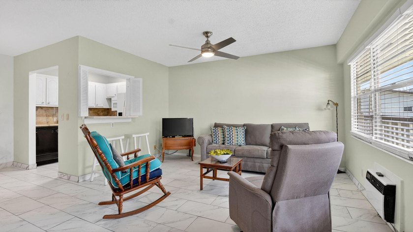 Move right into this updated 1 bed, 1.5 bath 3rd-floor condo in - photo 5