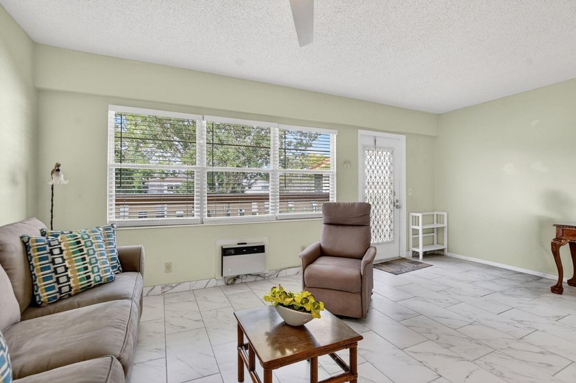 Move right into this updated 1 bed, 1.5 bath 3rd-floor condo in - photo 7