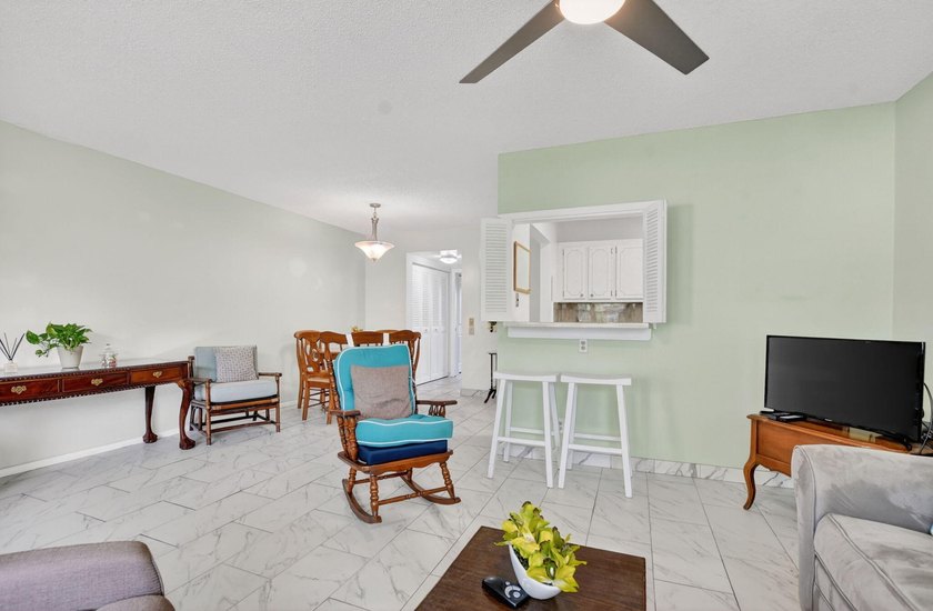 Move right into this updated 1 bed, 1.5 bath 3rd-floor condo in - photo 8