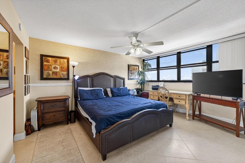 WATERFRONT UPSCALE CUSTOM RENOVATION 2BR/2 B CONDO BE PROUD OF - photo 20