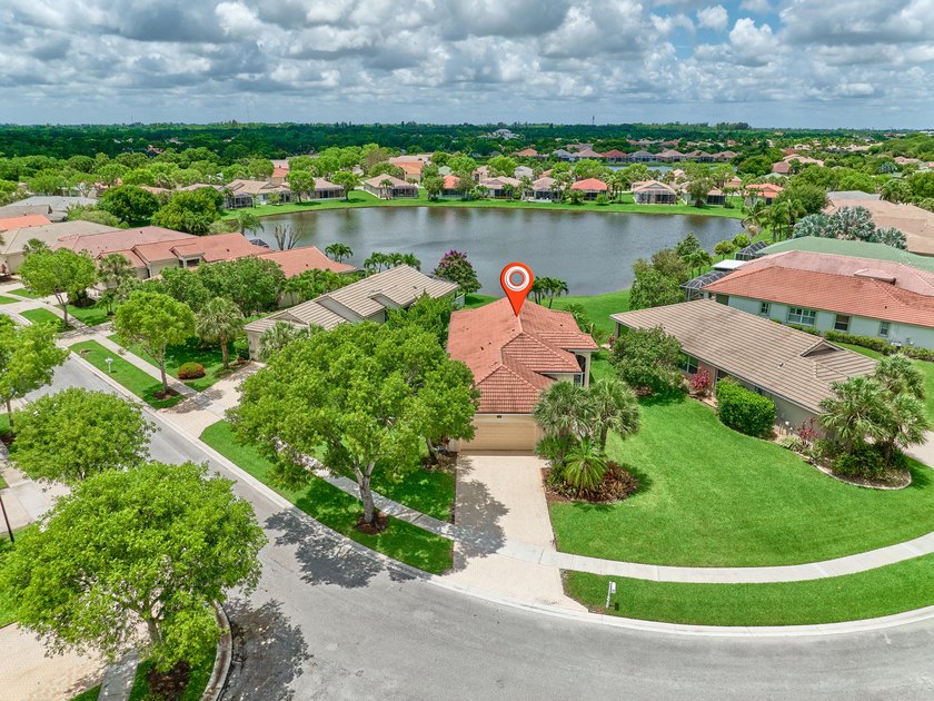 AMAZING OPPORTUNITY TO OWN A 3/2/2 WATERFRONT HOME IN EXCLUSIVE - photo 2