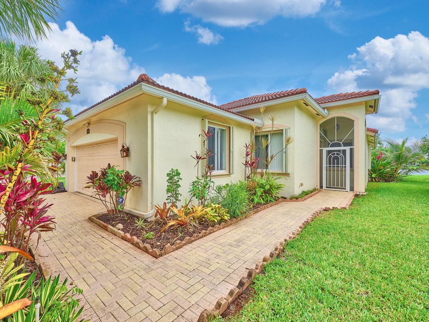 AMAZING OPPORTUNITY TO OWN A 3/2/2 WATERFRONT HOME IN EXCLUSIVE - photo 5