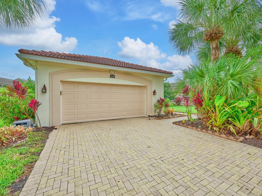 AMAZING OPPORTUNITY TO OWN A 3/2/2 WATERFRONT HOME IN EXCLUSIVE - photo 7