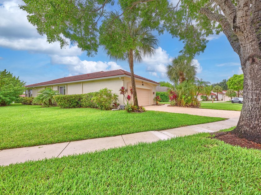 AMAZING OPPORTUNITY TO OWN A 3/2/2 WATERFRONT HOME IN EXCLUSIVE - photo 8