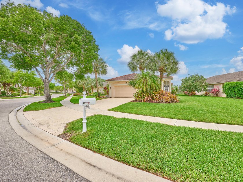 AMAZING OPPORTUNITY TO OWN A 3/2/2 WATERFRONT HOME IN EXCLUSIVE - photo 9