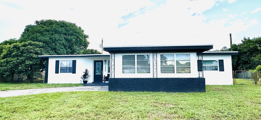 Completely remodeled open concept home in move in condition - photo 2