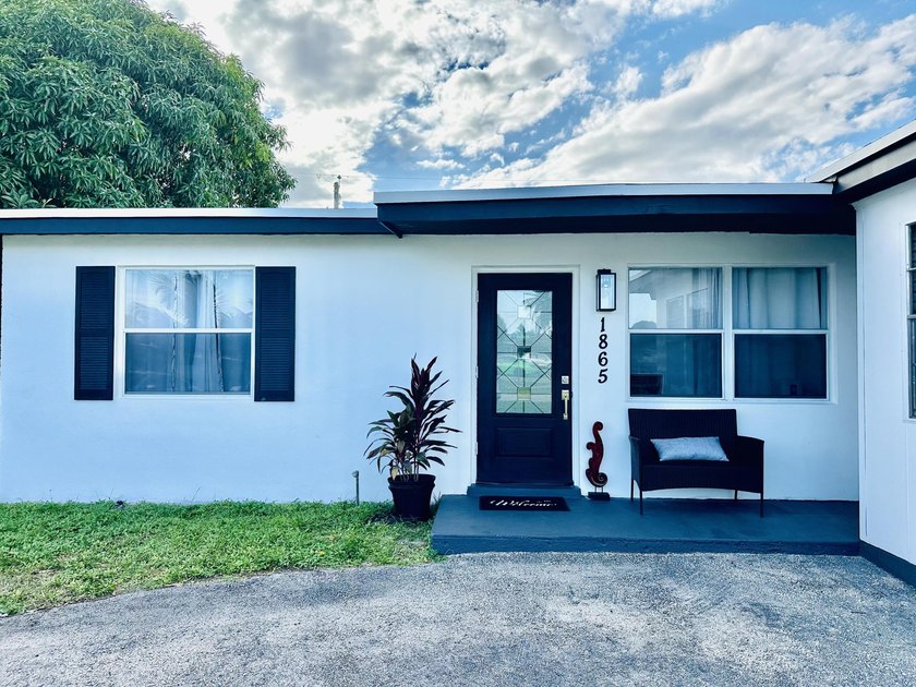 Completely remodeled open concept home in move in condition - photo 3