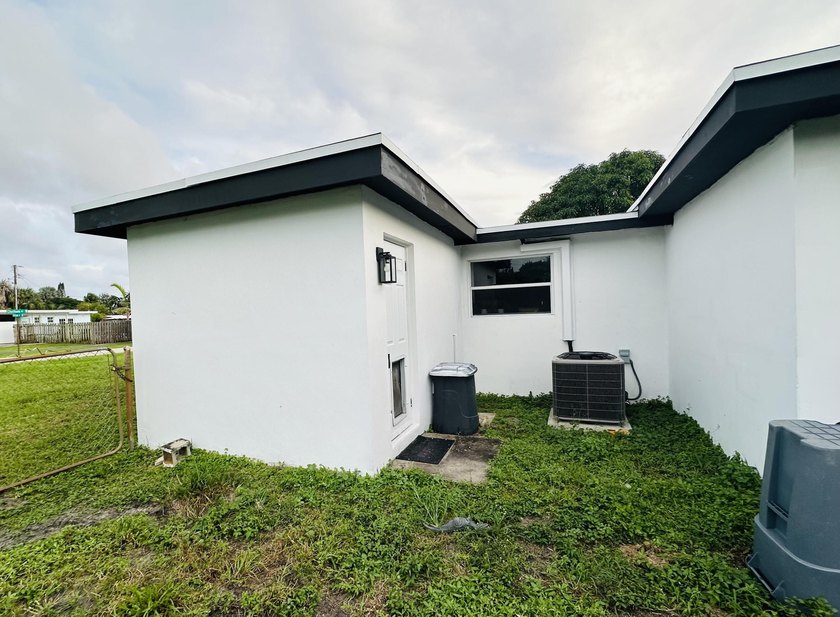 Completely remodeled open concept home in move in condition - photo 5