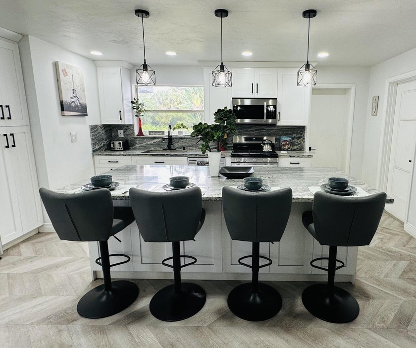 Completely remodeled open concept home in move in condition - photo 8