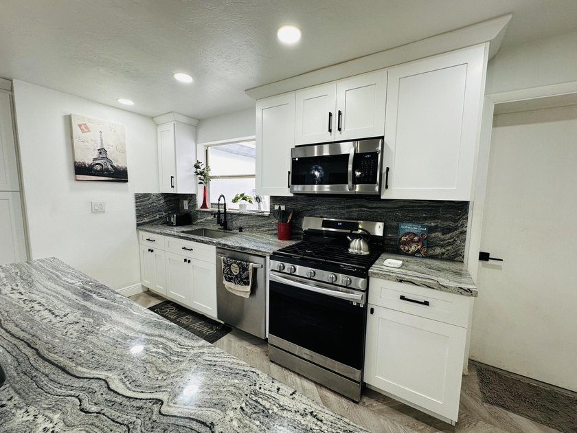 Completely remodeled open concept home in move in condition - photo 9