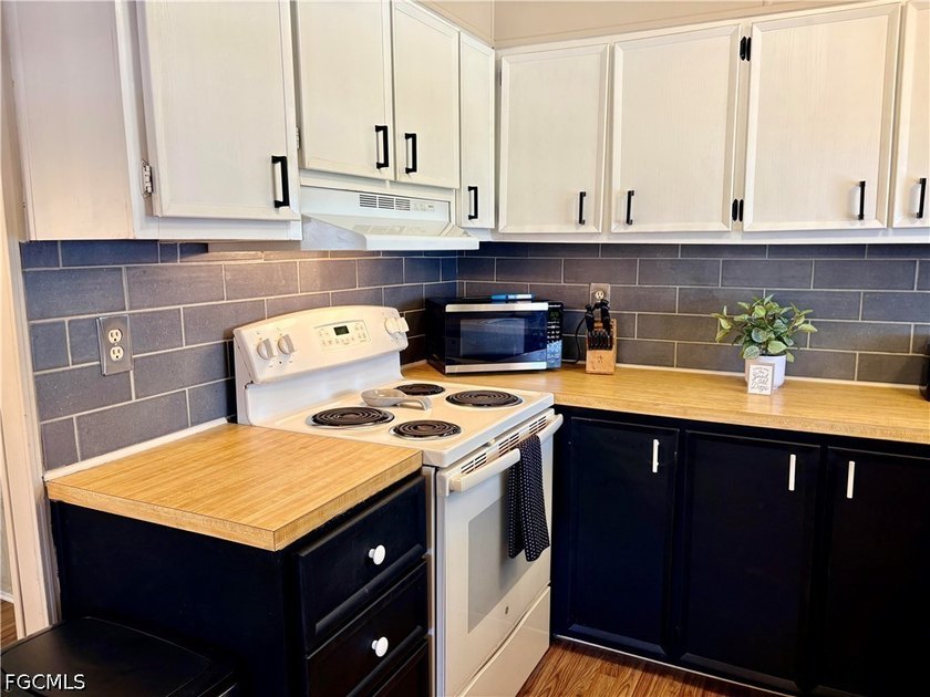 2-bedroom, 2-bath manufactured home in the desirable 55+ - photo 4