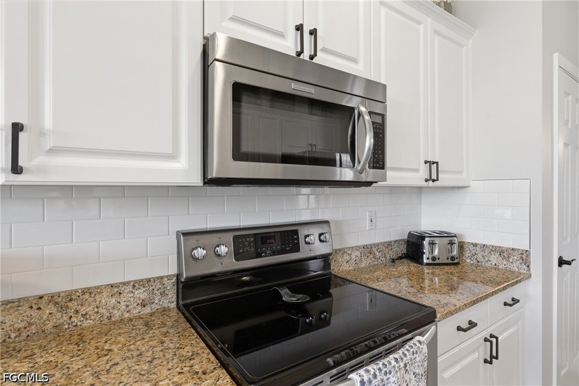Welcome to this beautiful 3-bedroom, 2-bath residence in the - photo 10