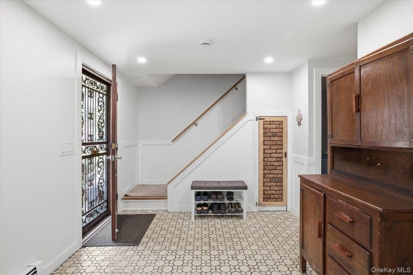 Welcome to 38 Appel Drive in Shirley! This spacious Colonial - photo 3