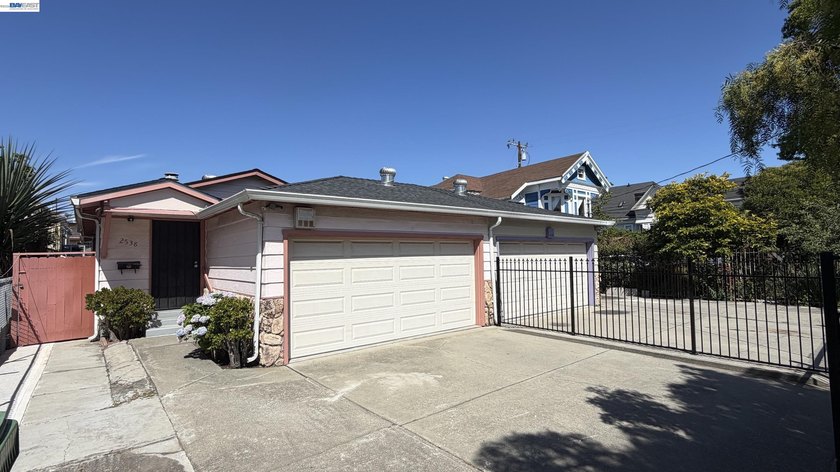 This well-maintained duet-style home, built in 1985, offers 3 - photo 3