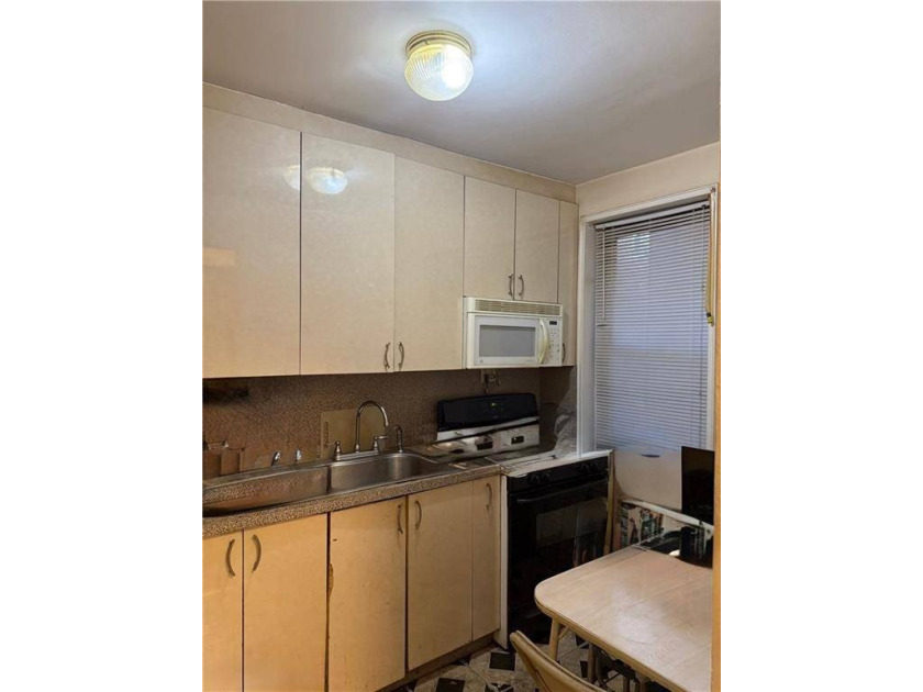 Manhattan Beach- Spacious and bright 2-bedroom, 1-bathroom - photo 11