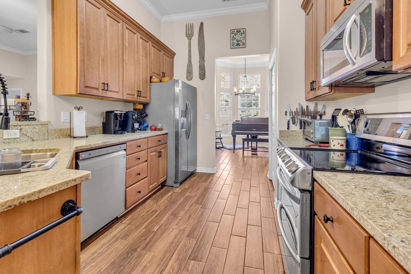 This lovely home sits on a corner lot on a cul-de-sac that - photo 15