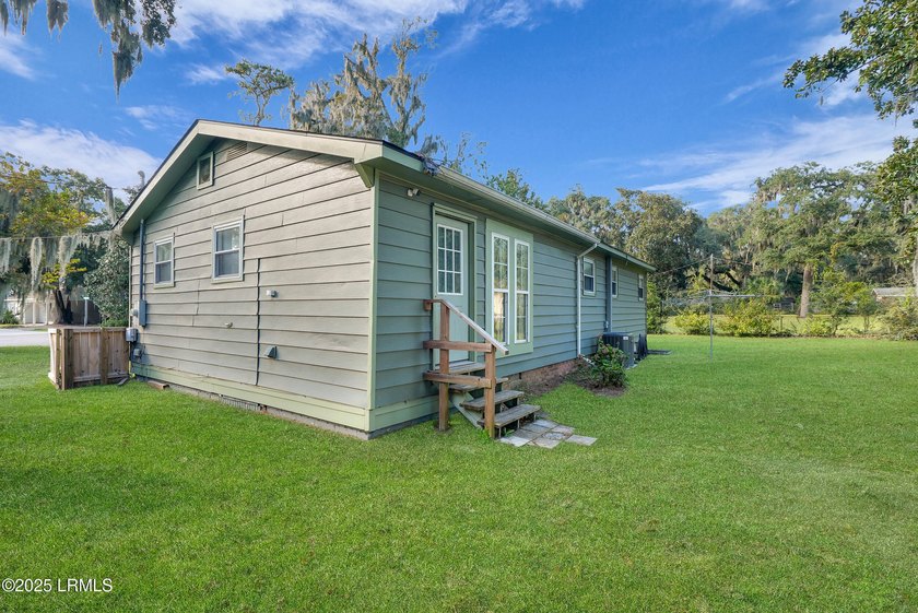 Welcome to this cozy 3-bedroom, 1-bath home offering both - photo 22