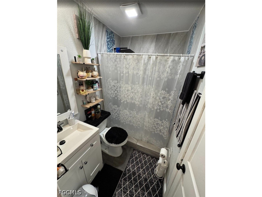 Great opportunity for homeowners or investors! Remodeled - photo 6