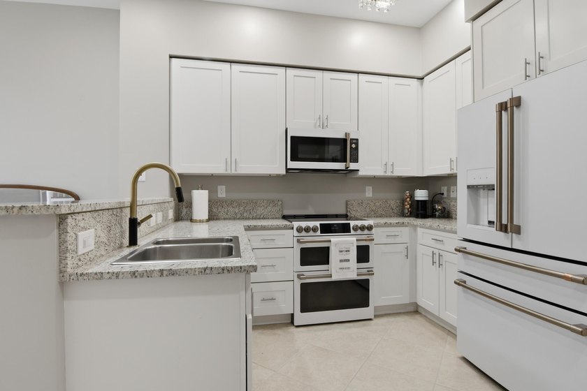 This impeccably maintained loft delivers the perfect blend of - photo 2