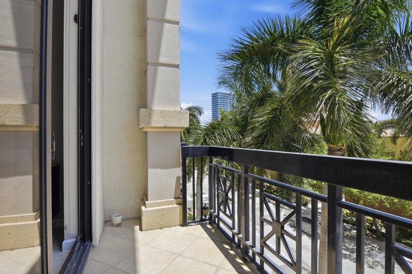 This impeccably maintained loft delivers the perfect blend of - photo 8