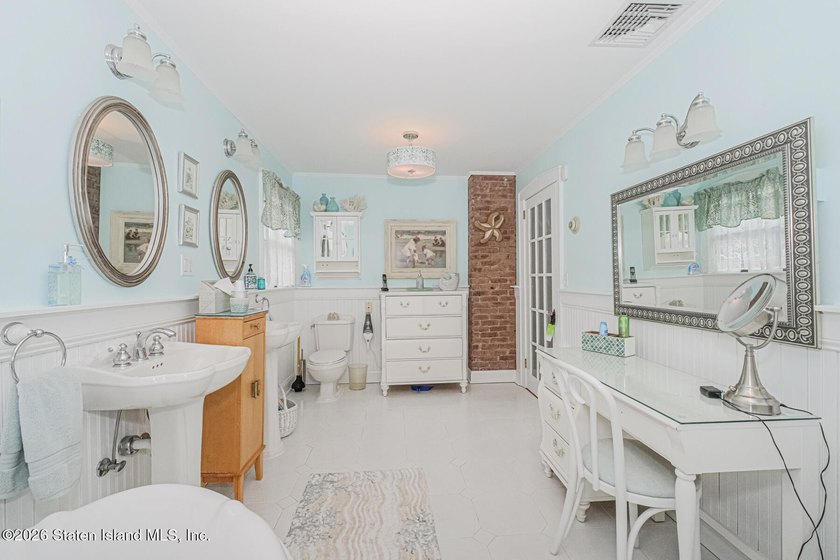 Large Side By Side 2 Family In Great Location ! Main House - photo 18