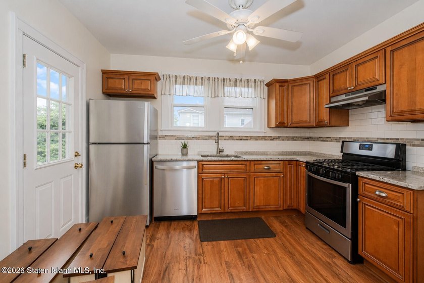 Large Side By Side 2 Family In Great Location ! Main House - photo 27