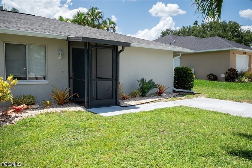 Beautifully maintained duplex featuring SHARED POOL two spacious - photo 2