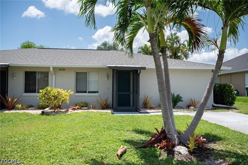 Beautifully maintained duplex featuring SHARED POOL two spacious - photo 3