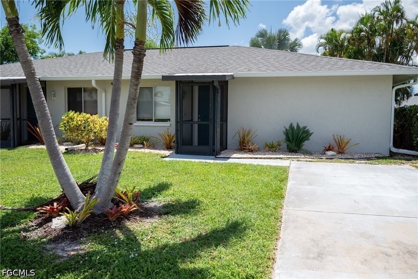 Beautifully maintained duplex featuring SHARED POOL two spacious - photo 4