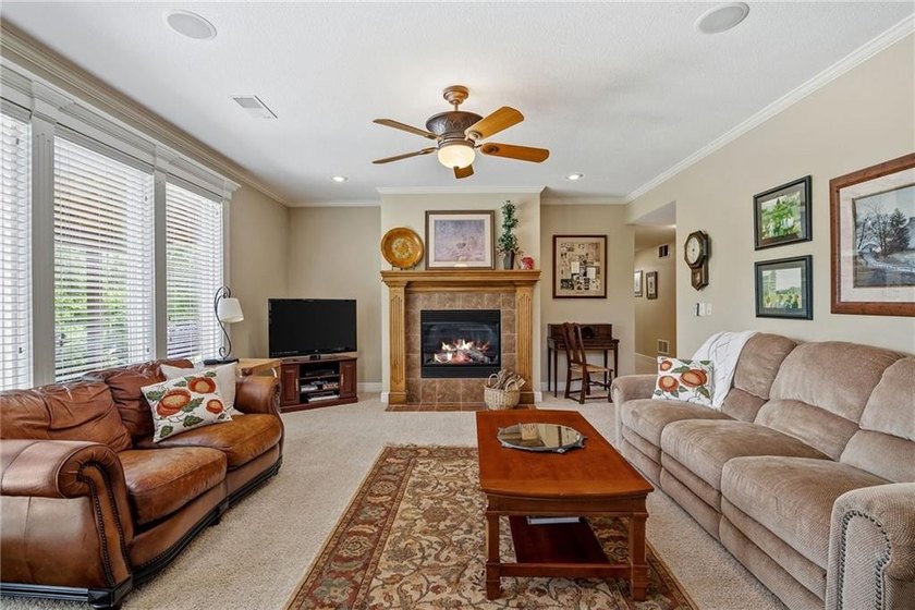ENJOY EASY LIVING IN THE CREEKMOOR VILLAS! This impeccably - photo 29