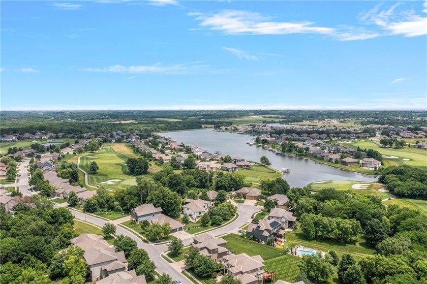 ENJOY EASY LIVING IN THE CREEKMOOR VILLAS! This impeccably - photo 49
