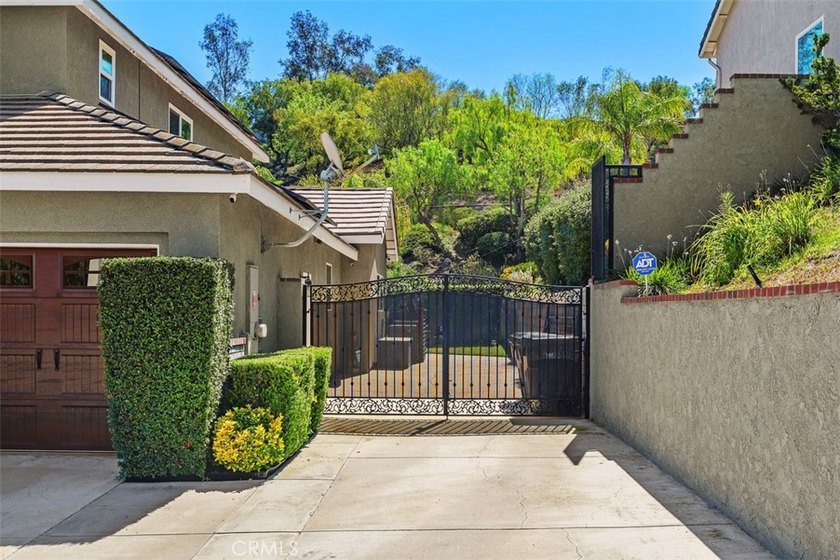 Welcome to this stunning residence perfectly designed for - photo 3