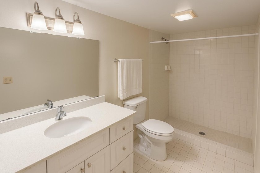 Spacious 2-Bedroom, 2-Bathroom Corner Unit in Forest Hill Villas - photo 3