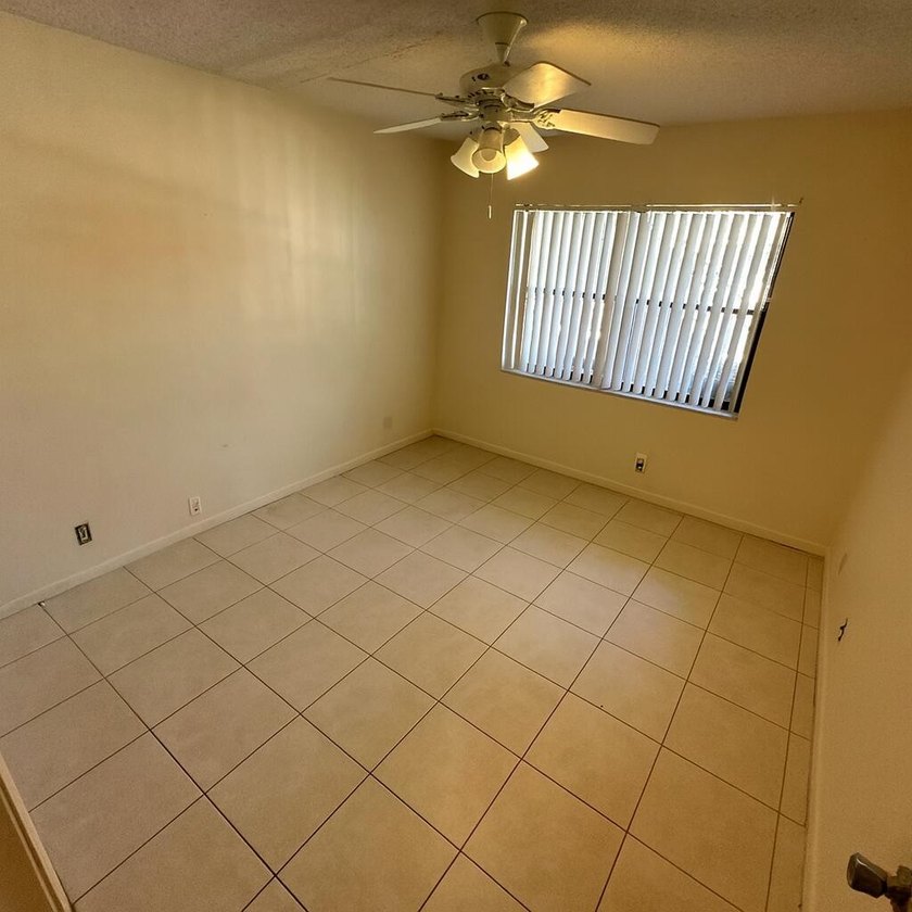 Spacious 2-Bedroom, 2-Bathroom Corner Unit in Forest Hill Villas - photo 4
