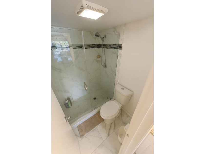 Spacious 2-Bedroom, 2-Bathroom Corner Unit in Forest Hill Villas - photo 5