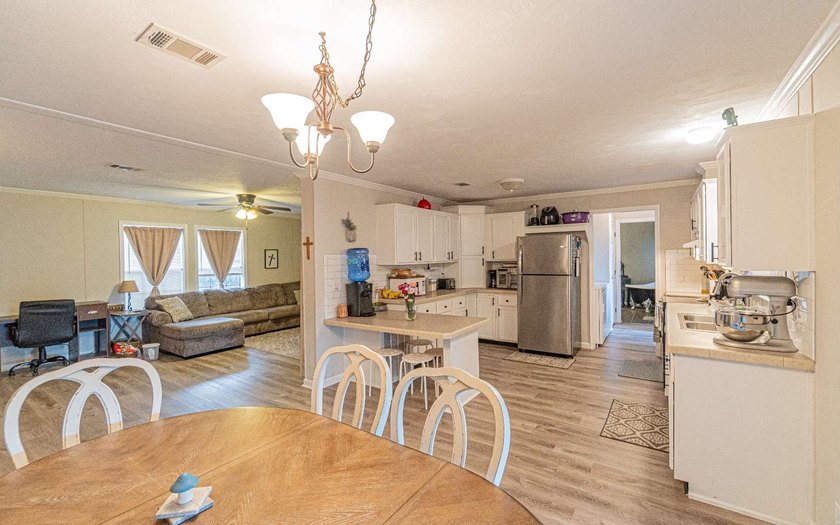 Welcome this 2006 3-bedroom, 2-bath mobile home on Peacock Lake - photo 9