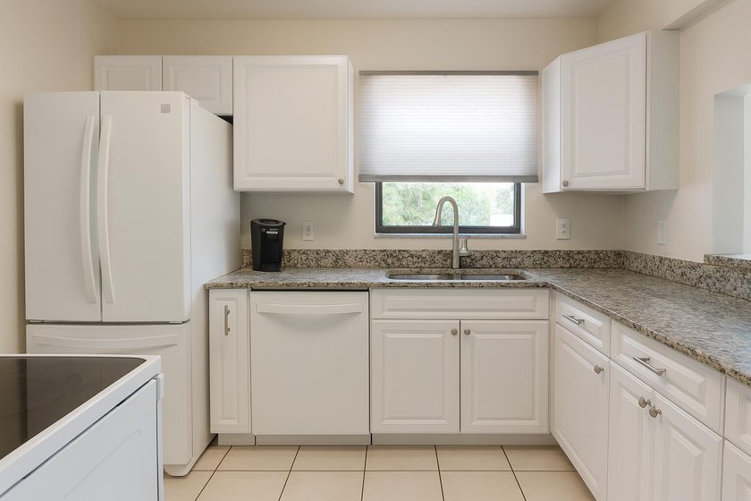 Spacious 2-Bedroom, 2-Bathroom Corner Unit in Forest Hill Villas - photo 9