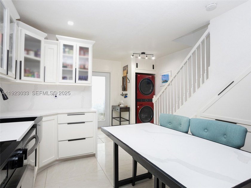 Delightfully &amp; completely updated 2-BD/1.5-BA townhome in the - photo 11