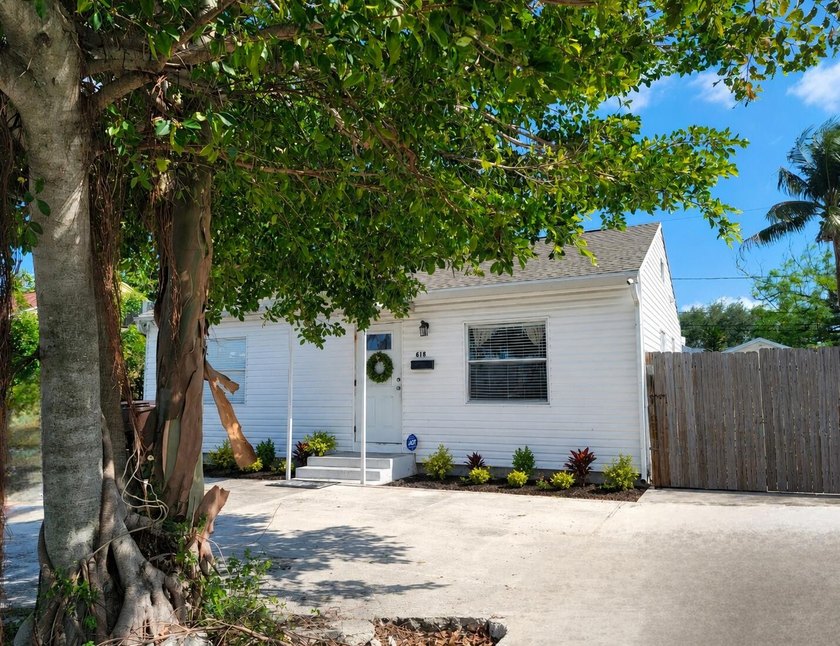 Located in the highly sought-after SoSo area of West Palm Beach - photo 2