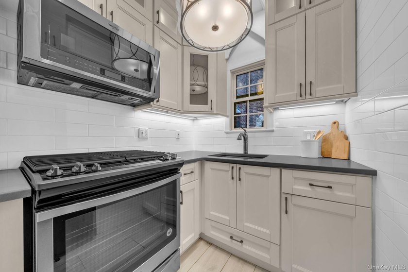 Move right into this beautifully renovated one bedroom, one bath - photo 5