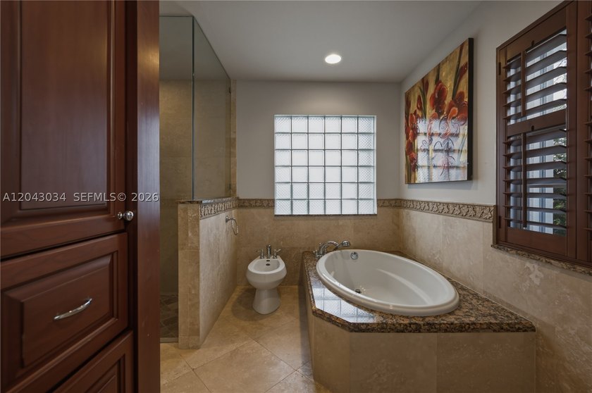 A RARE OPPORTUNITY to own a truly TURNKEY 4 BED + OFFICE, 2.5 - photo 15