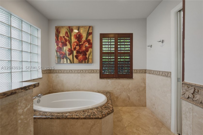 A RARE OPPORTUNITY to own a truly TURNKEY 4 BED + OFFICE, 2.5 - photo 17